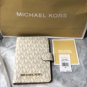 Michael Kors Jet set travel passport case wallet
